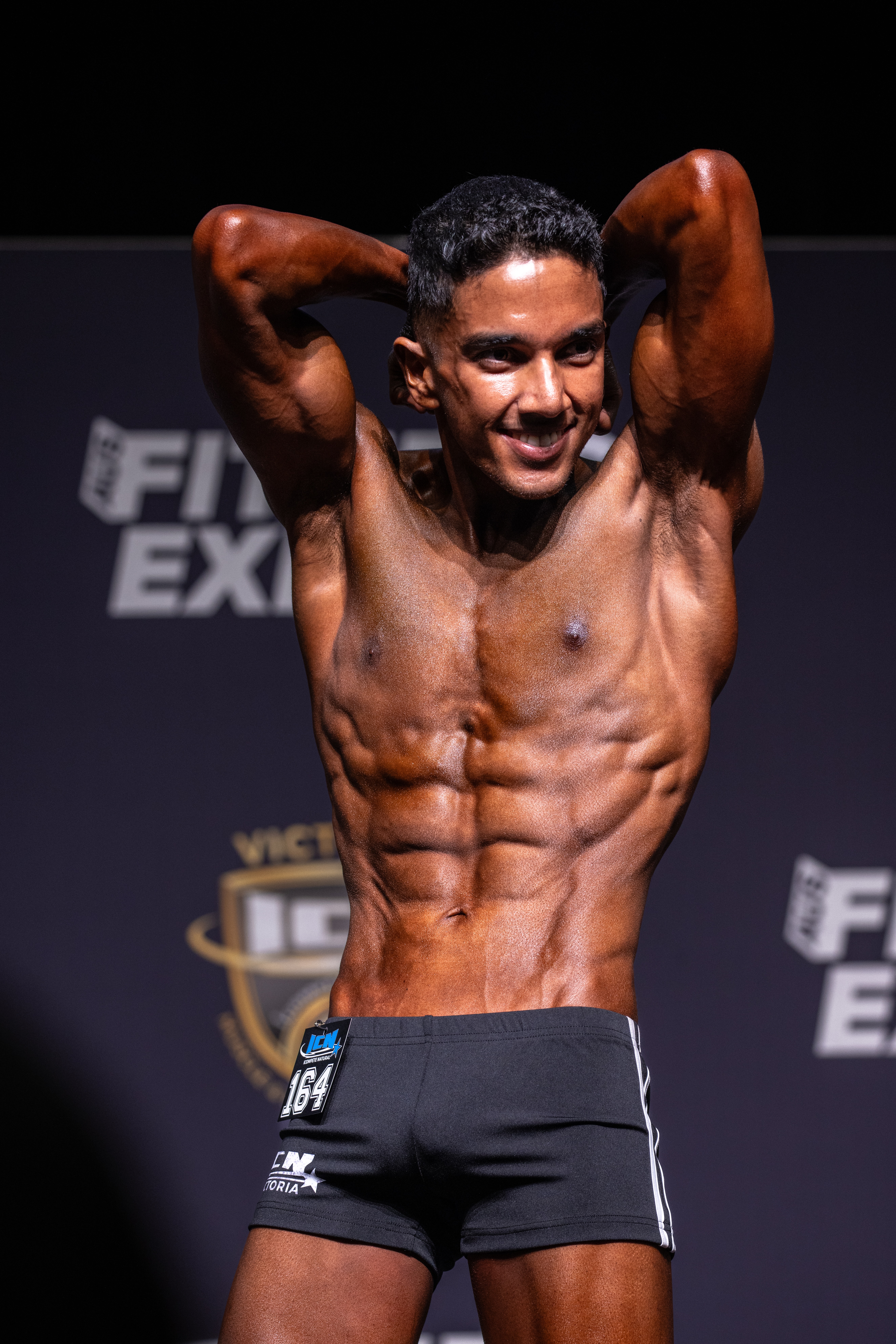 Stage abs pose