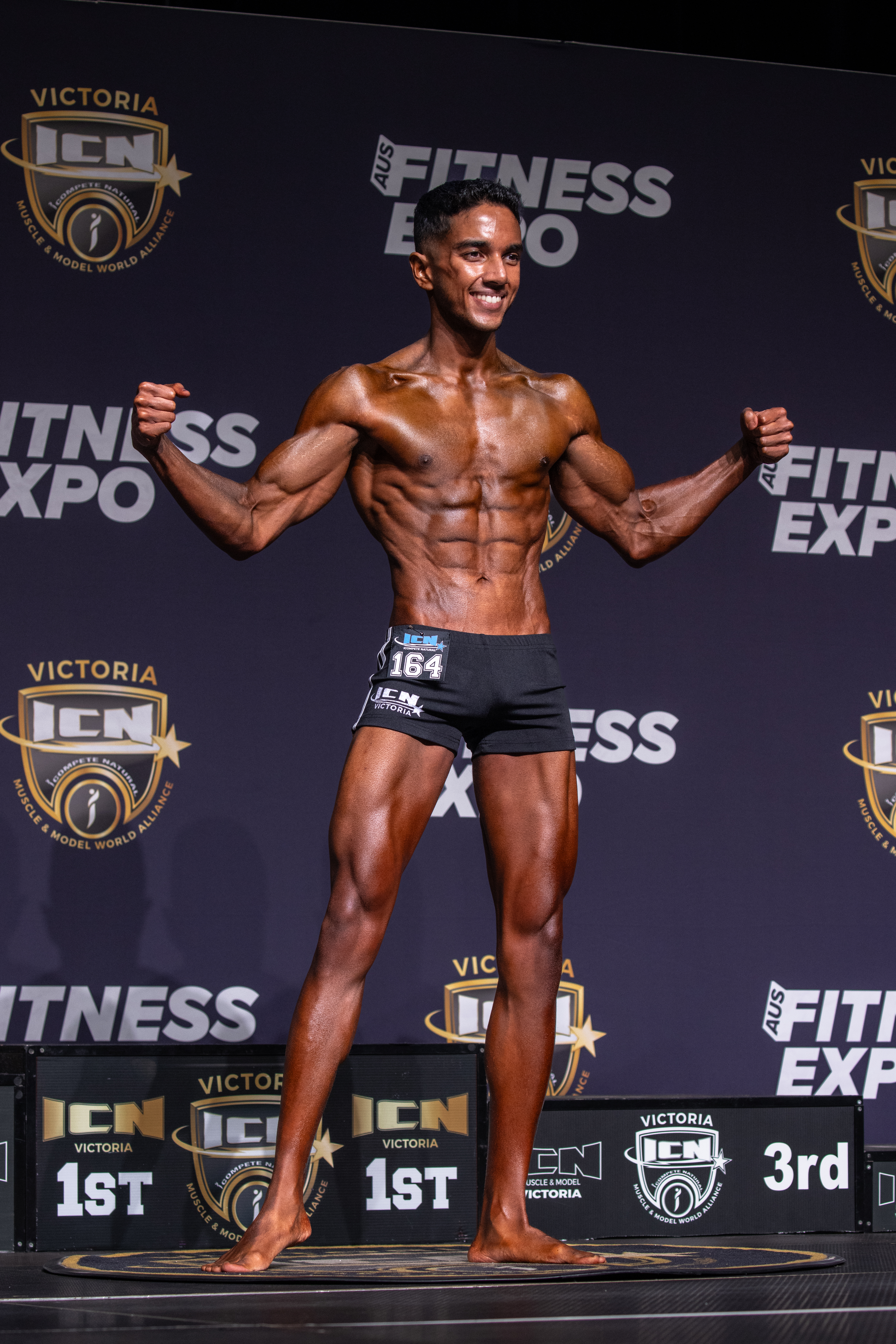 Stage biceps pose